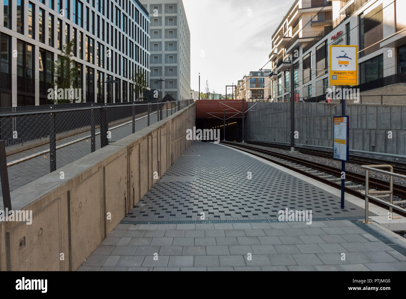 STUTTGART, Germania - settembre 15,2018: Budapester Platz Questa è una parte della nuova stazione della metropolitana nel quartiere di Europa. È vicino il Milaneo shoppin Foto Stock