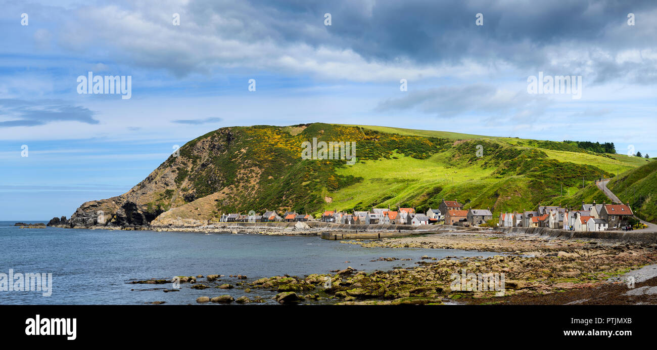 Panorama di una fila di case vacanza ora consente di Crovie pesca costiera villaggio sulla baia di Gamrie Mare del Nord Scozia Aberdeenshire Regno Unito Foto Stock