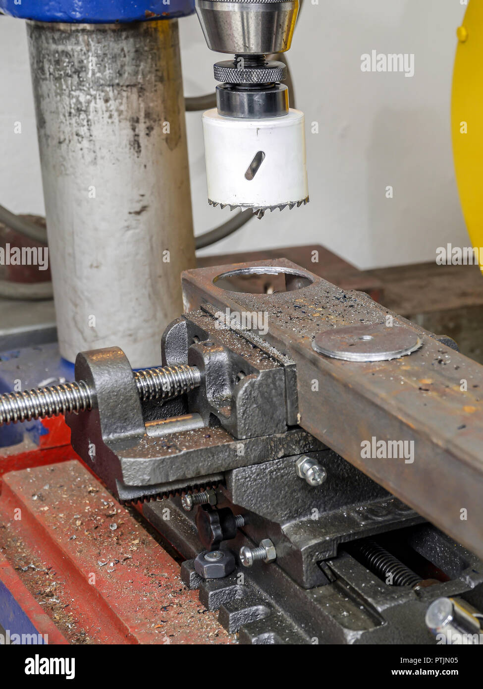 Vista dettagliata del fermo macchina perforatrice con attaccato il foro di metallo taglierina foro di taglio in carpenteria metallica Foto Stock