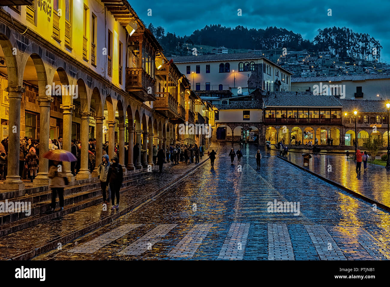 Riflessioni nella strada di Plaza de Armas a Cusco dopo una tempesta serale Foto Stock