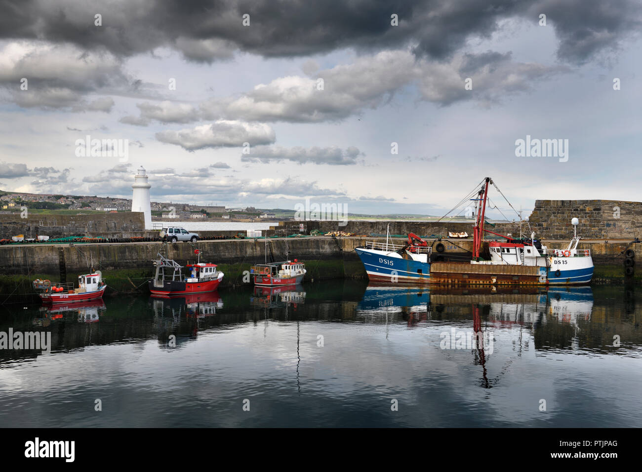 Barche da pesca e faro di MacDuff Cantieri Navali del porto con vista del Banff sulla baia di Banff Scozia Aberdeenshire Regno Unito Foto Stock