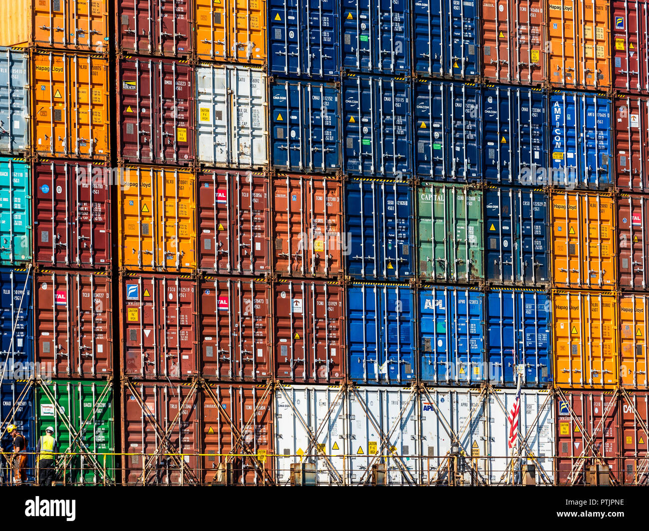 I contenitori di spedizione impilati su una nave portacontainer nel porto di Rotterdam Foto Stock