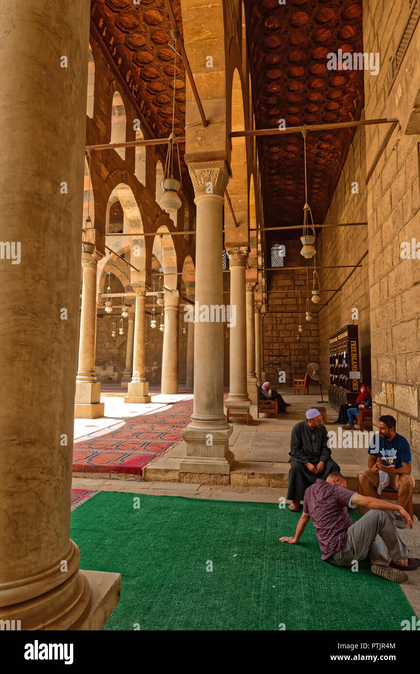 Per i fanatici musulmani in relax al Nasir Muhammad moschea dopo la quotidiana preghiera di mezzogiorno Foto Stock