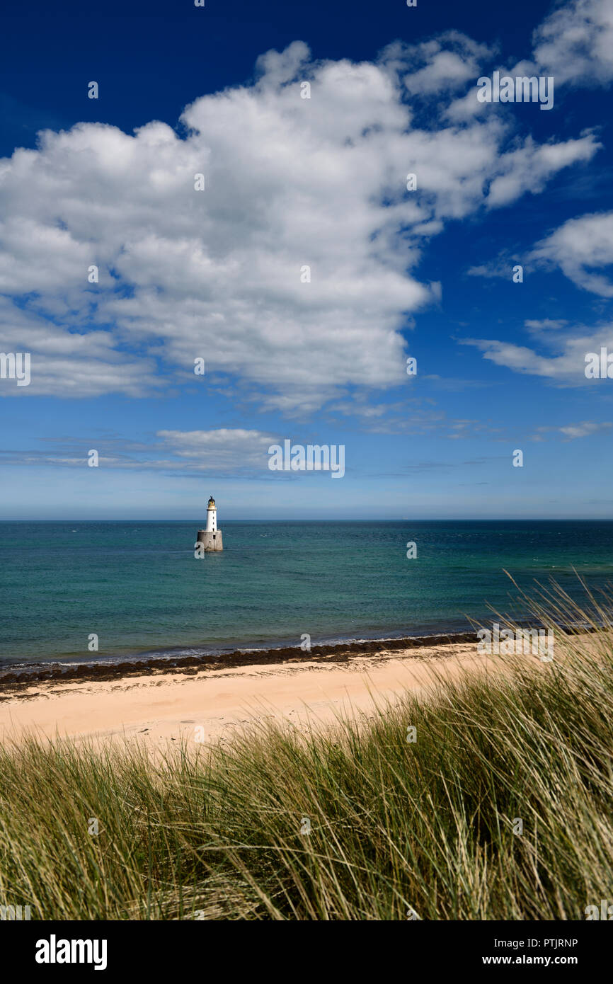 Rattray Capo Faro nel Mare del Nord a Buchan Aberdeenshire in Scozia con il cielo blu e bianca nuvola da erba di mare le dune di sabbia Foto Stock