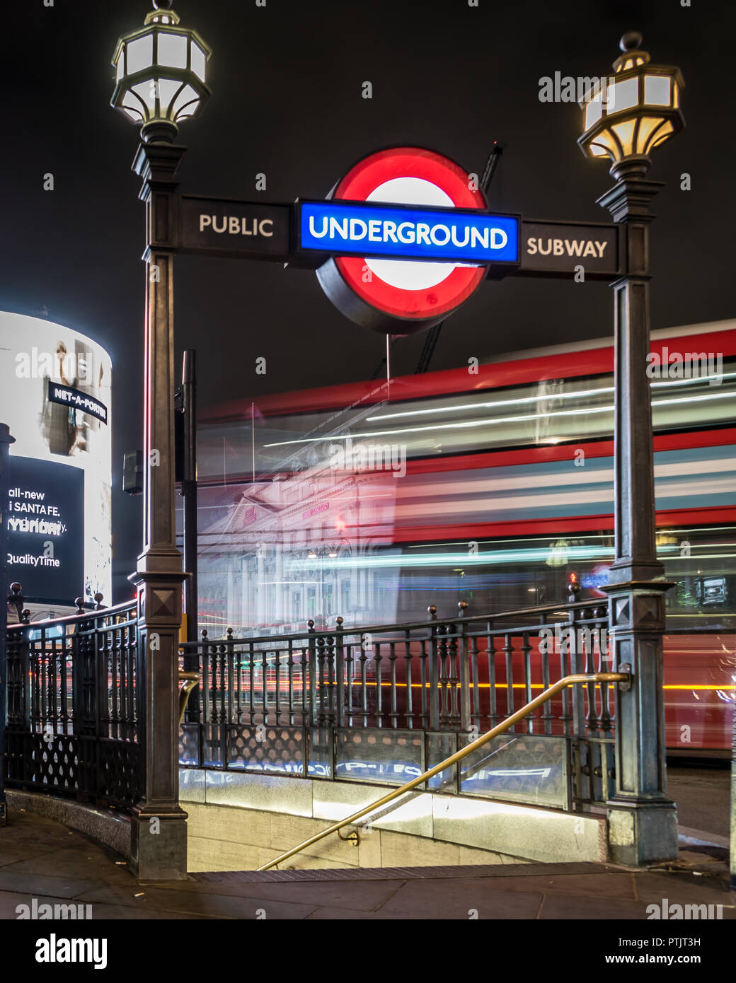 La metropolitana di Londra entrata con un autobus che passa da Foto Stock