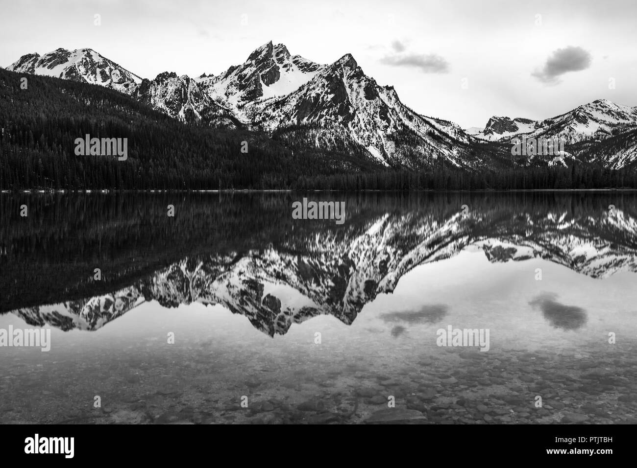 Picco McGown riflettendo sul Lago di Stanley, Idaho. Foto Stock