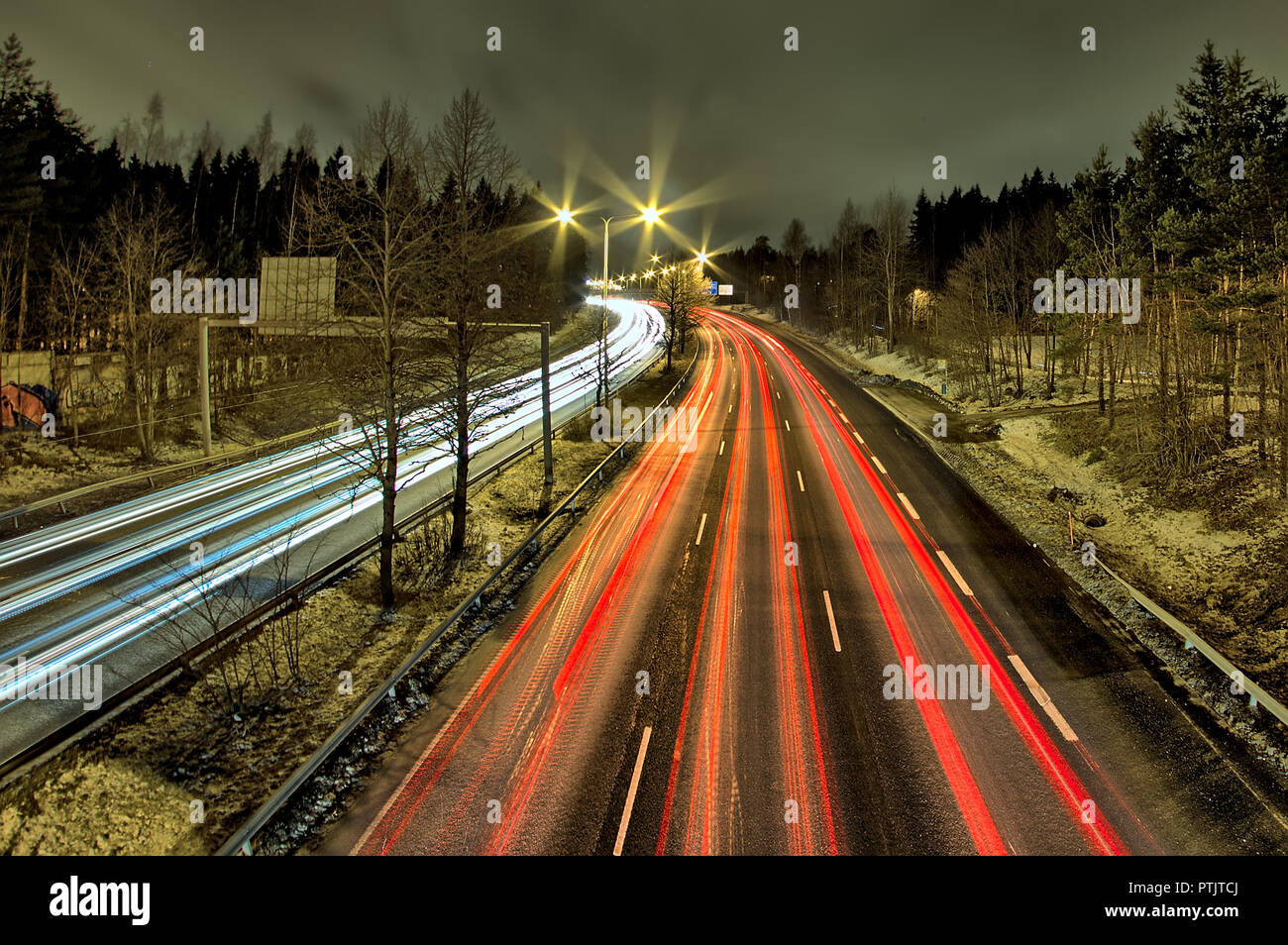 Late Night Rush Hour. Persone guida a casa dal lavoro in città. Sentieri di luce, una lunga esposizione. Foto Stock