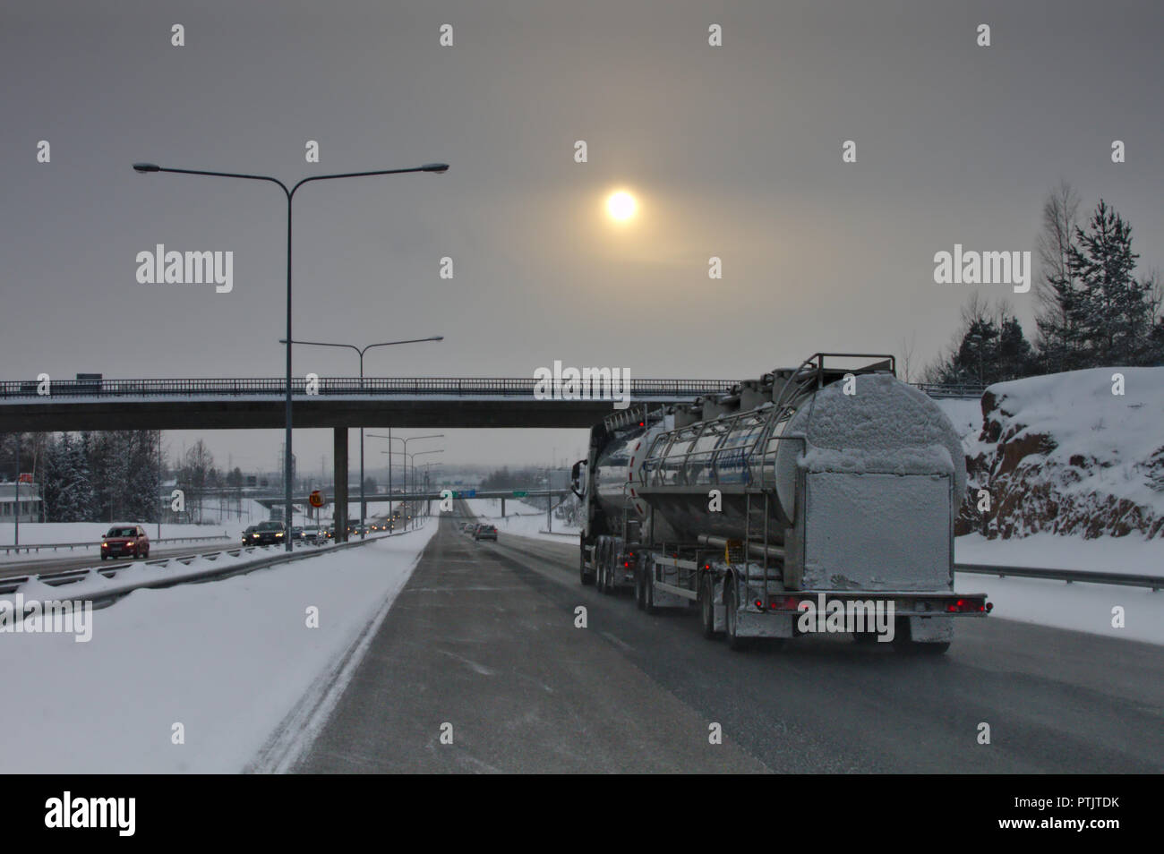 Autocisterna in autostrada, l'inverno in Finlandia. Foto scattata a Vantaa, Finlandia. Inverno 2018 Foto Stock