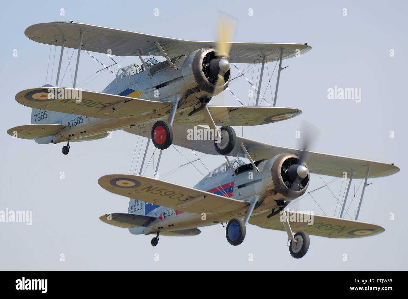 Un paio di caccia biplani Gloster Gladiator che volano a un airshow. RAF, aereo da combattimento della Royal Air Force 1930s in servizio all'inizio della seconda guerra mondiale Foto Stock