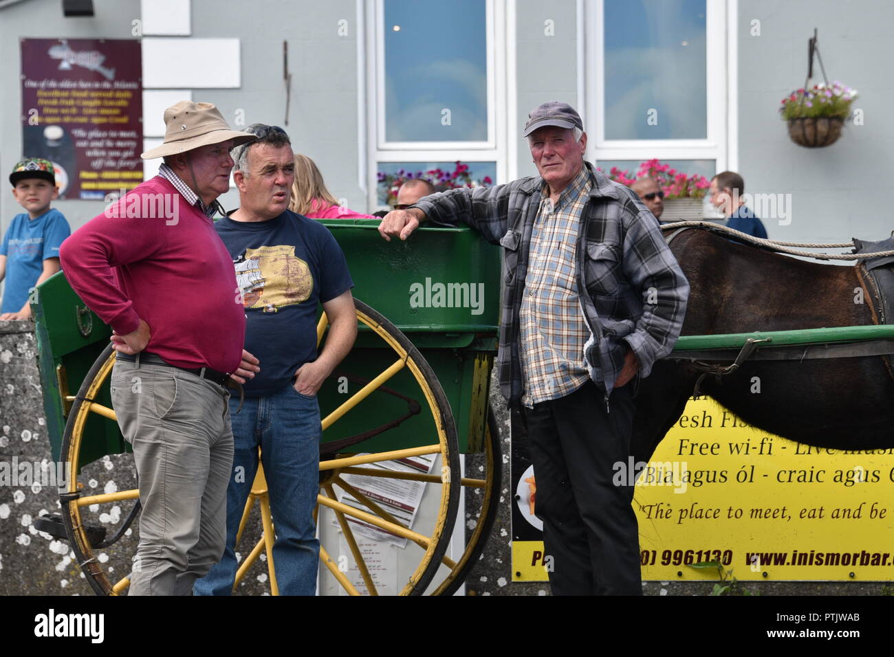 Pony Trap e giostre, Inishmore,Árainn Mhór, Isole Aran Galway Bay. Foto Stock