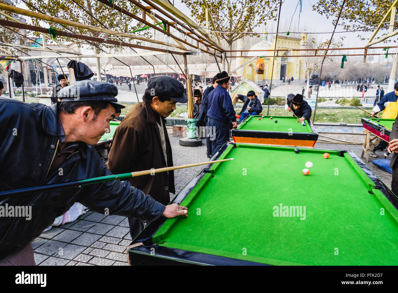 Uyghur uomini giocando a biliardo al di fuori dalla Moschea Id Kah e. Kashgar, Xinjiang, Cina Foto Stock