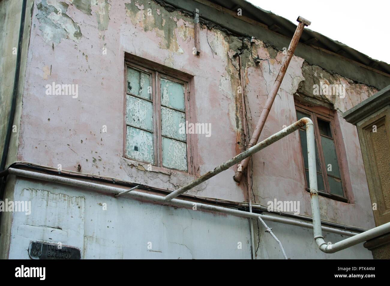 Casa abbandonata in una città. Foto Stock