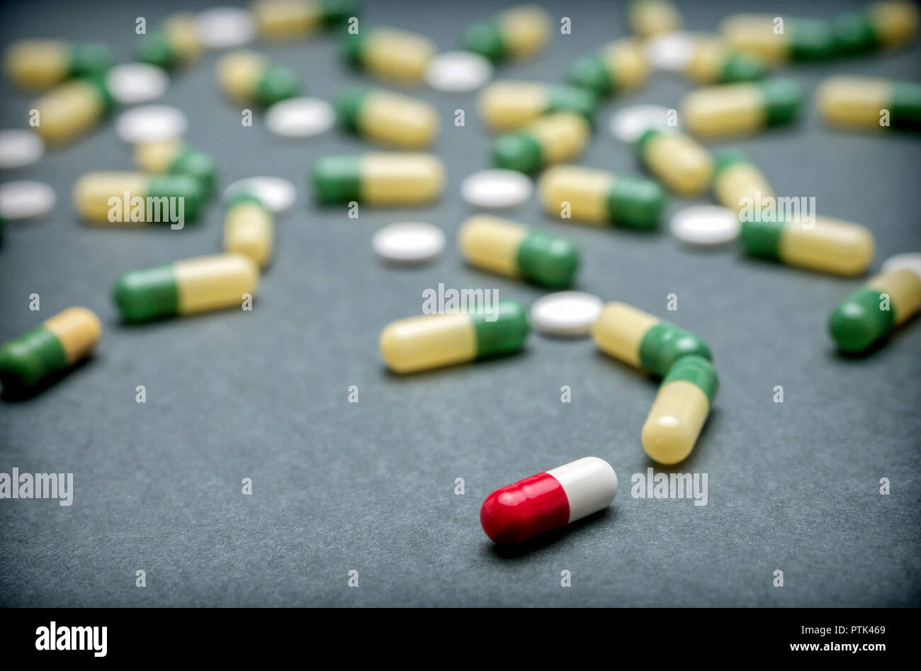 Molti medicinali pillole Capsule di dimensione diversa, capsule di colori allineate, immagine concettuale Foto Stock