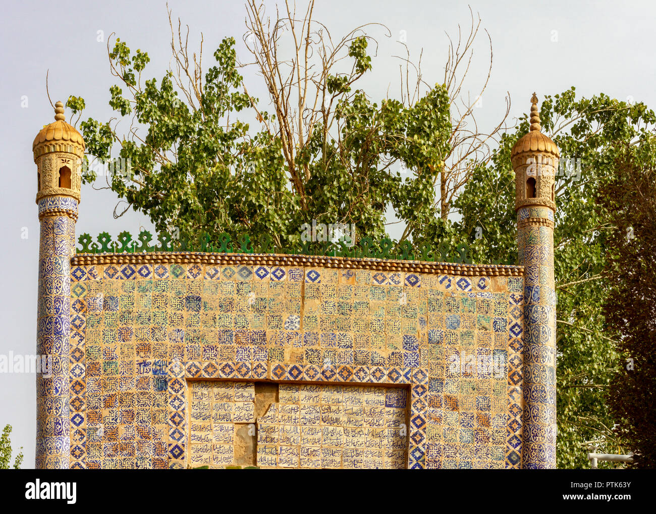 Colorate piastrelle a mosaico presso la tomba del fragrante concubina di Kashgar, o Kashi, Xinjiang, Cina. Foto Stock