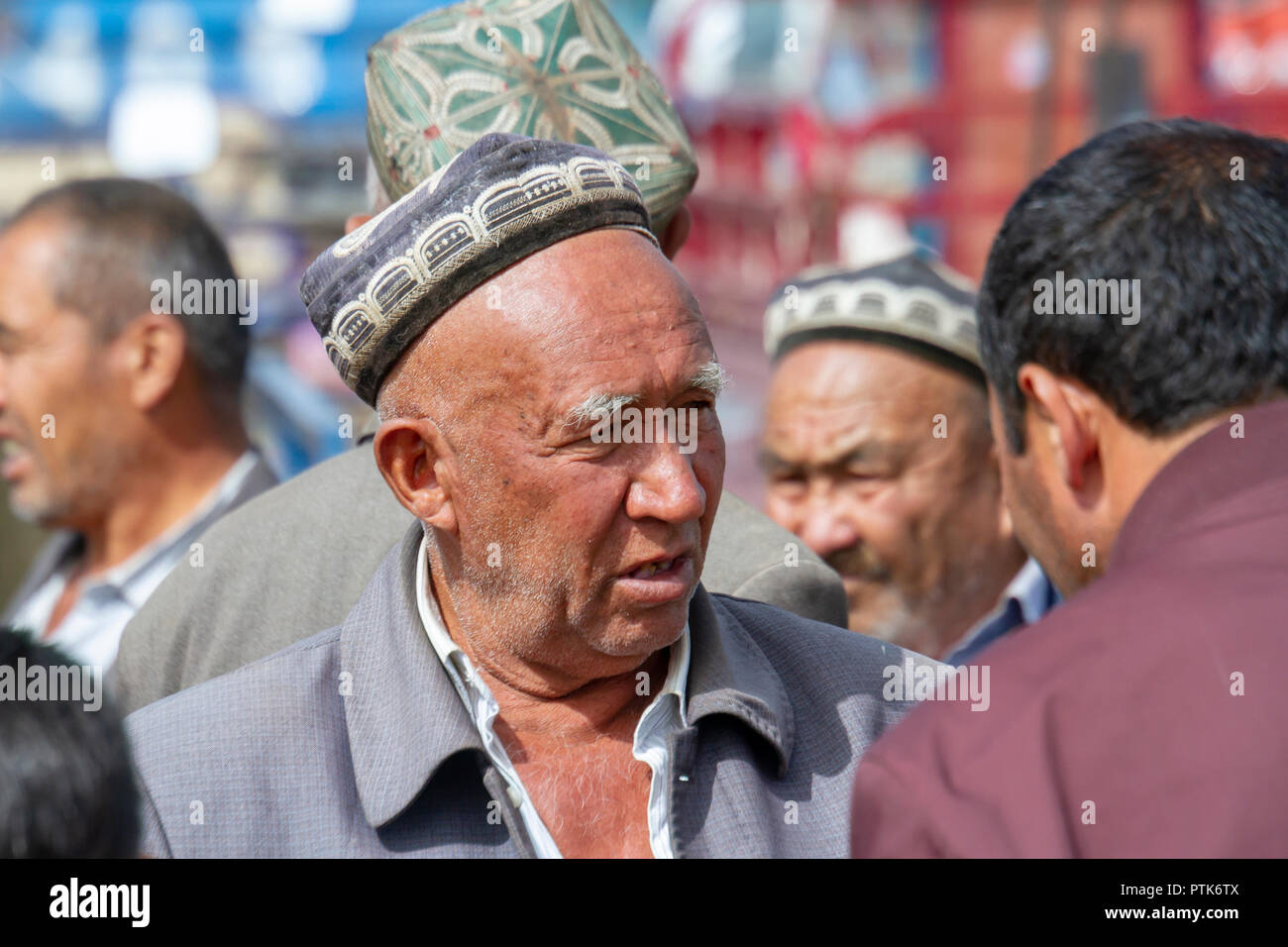 Kashgar, Xinjiang, Cina - 15 Settembre 2018 : ritratto della Uyghur uomo durante la Domenica il bestiame Bazaar di Kashgar, o Kashi, Xinjiang, Cina. Foto Stock