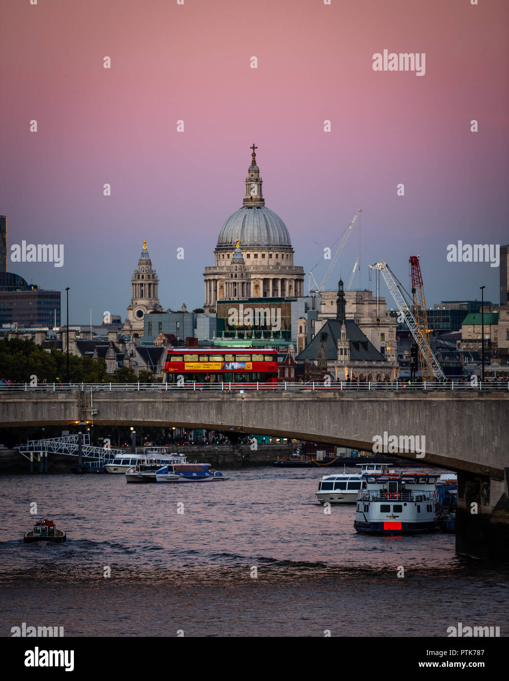 La skyline di Londra con un cielo rosa Foto Stock
