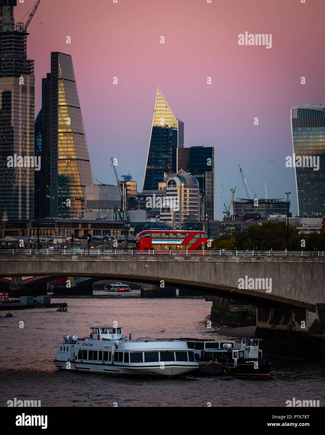 La skyline di Londra con un cielo rosa Foto Stock