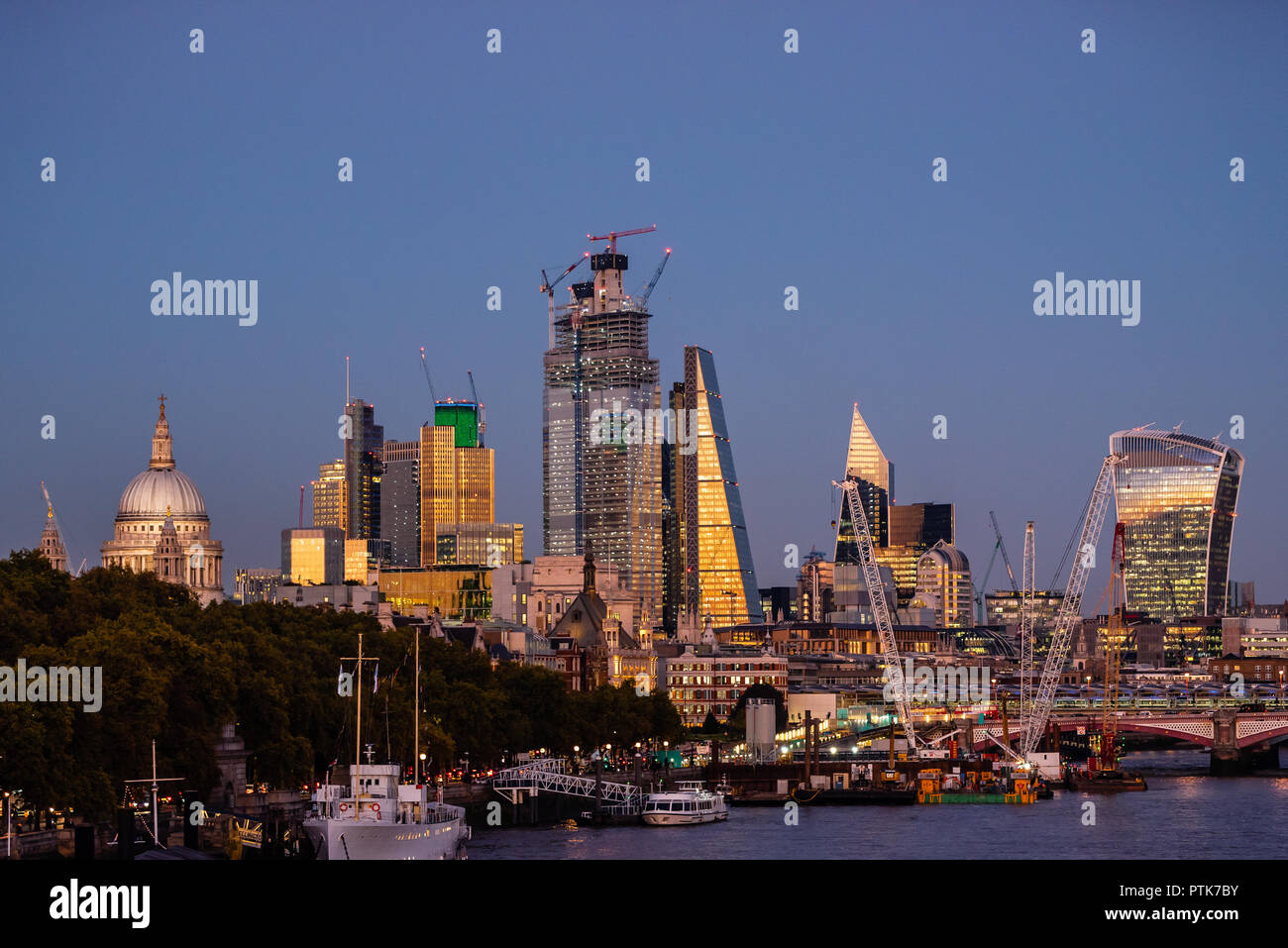 Lo skyline di Londra nel blu ora Foto Stock
