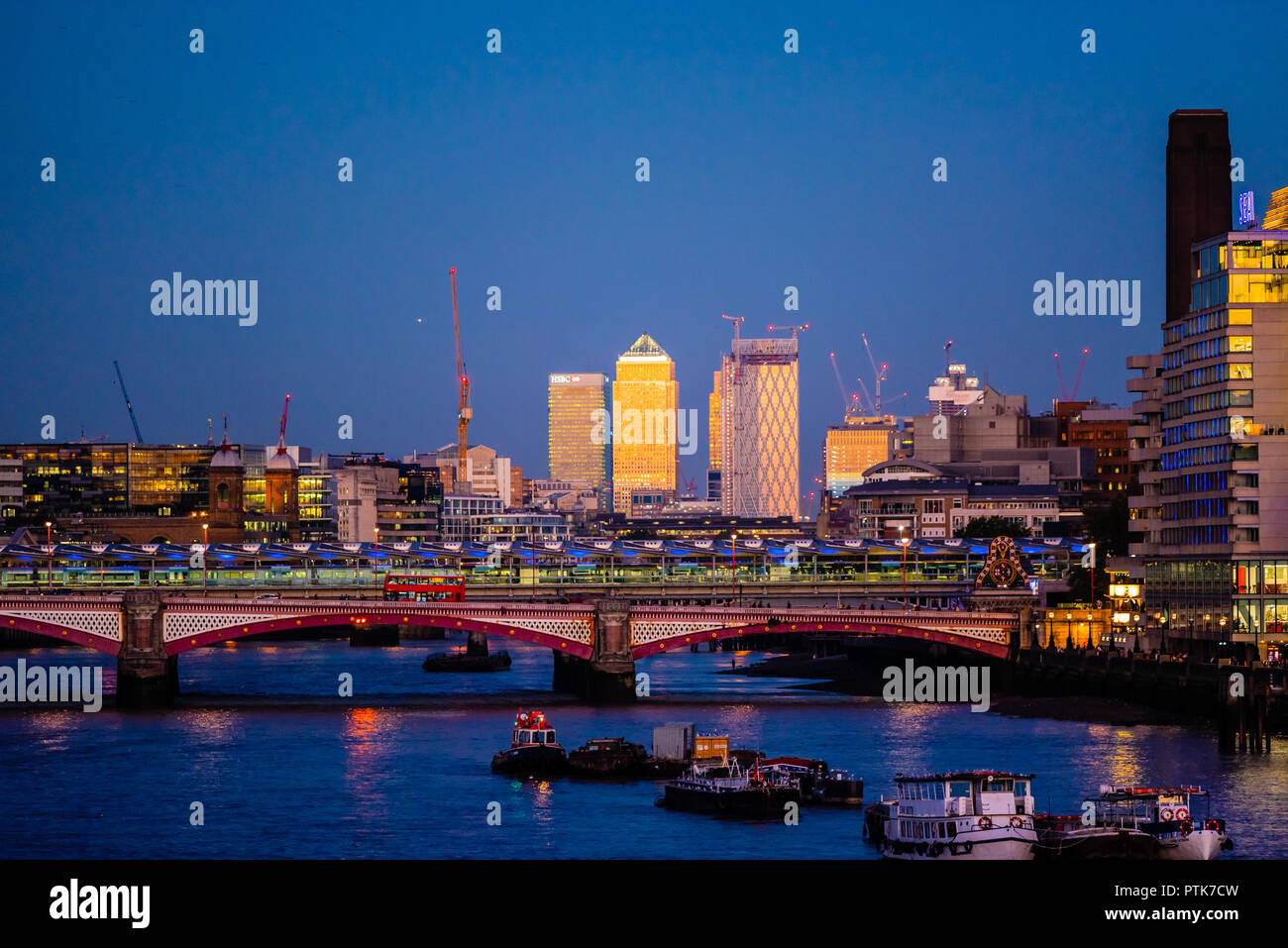 Lo skyline di Londra nel blu ora Foto Stock