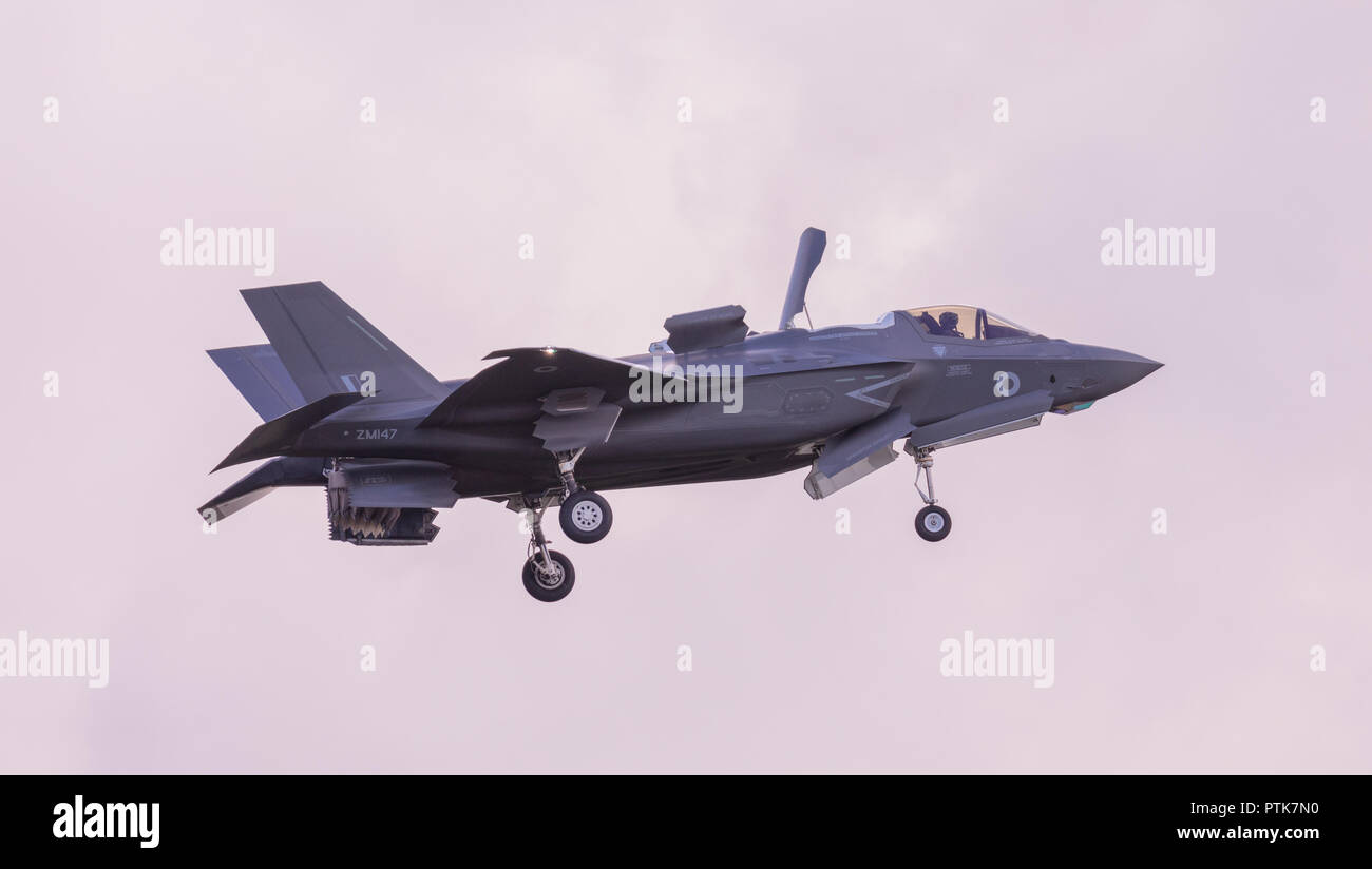 Un British Lockheed Martin F-35 B Lightning II 5a generazione multirole stealth fighter in bilico sul display volo a Duxford Air Show. Foto Stock