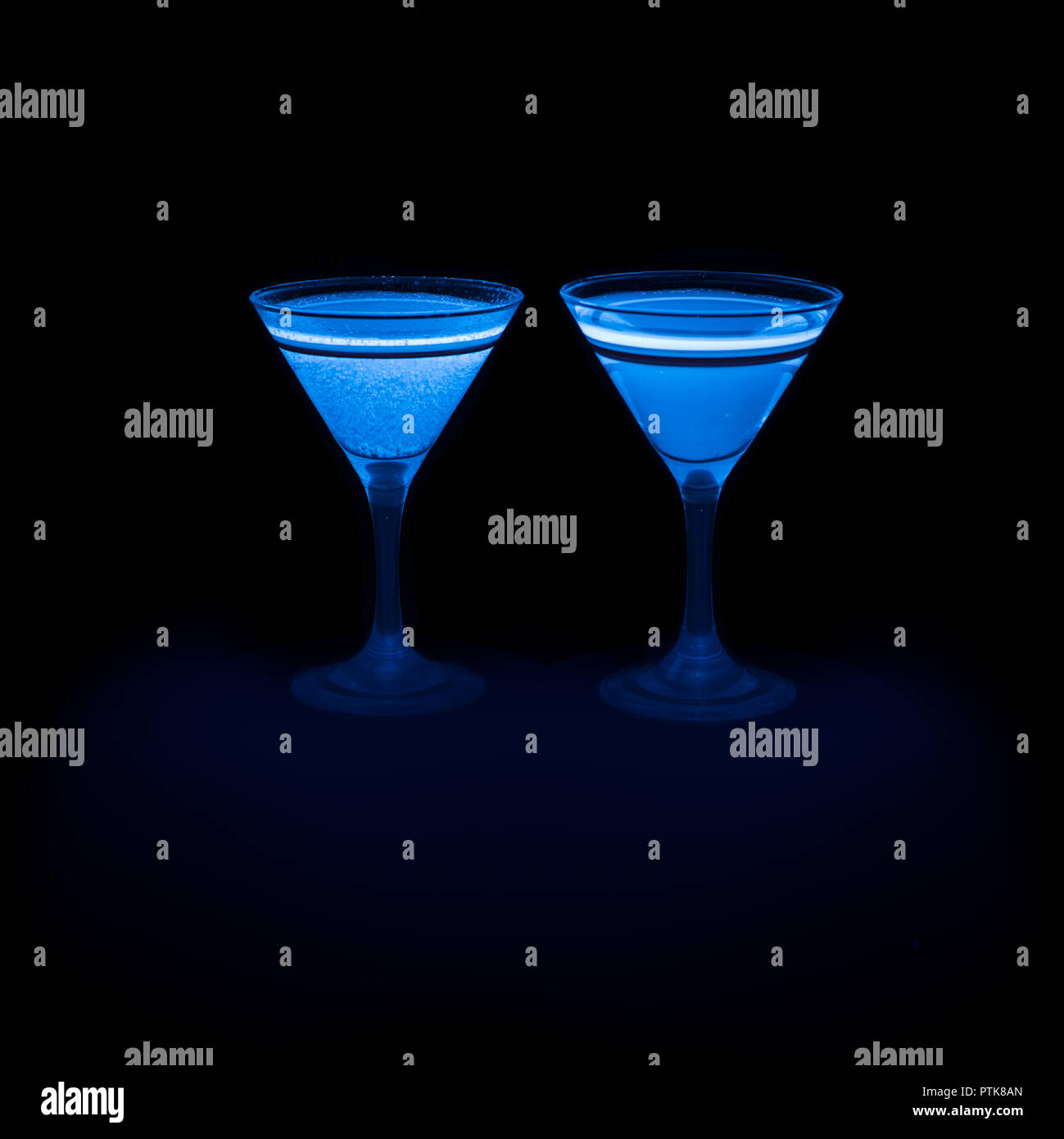 Blu brillante acqua tonica, chinina, come utilizzato nel gin tonic emmits  come luce visibile quando attivato da raggi ultravioletti a luce UV 365 nm  Foto stock - Alamy