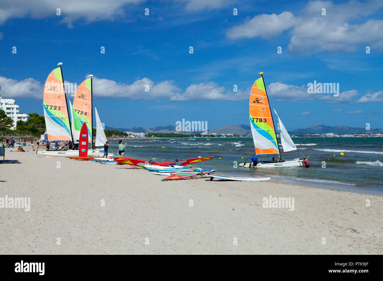 PORT D'Alcudia, Maiorca, SPAGNA - Settembre 30th, 2018: persone godetevi sport acquatici sulla spiaggia Playa de Muro beach Foto Stock