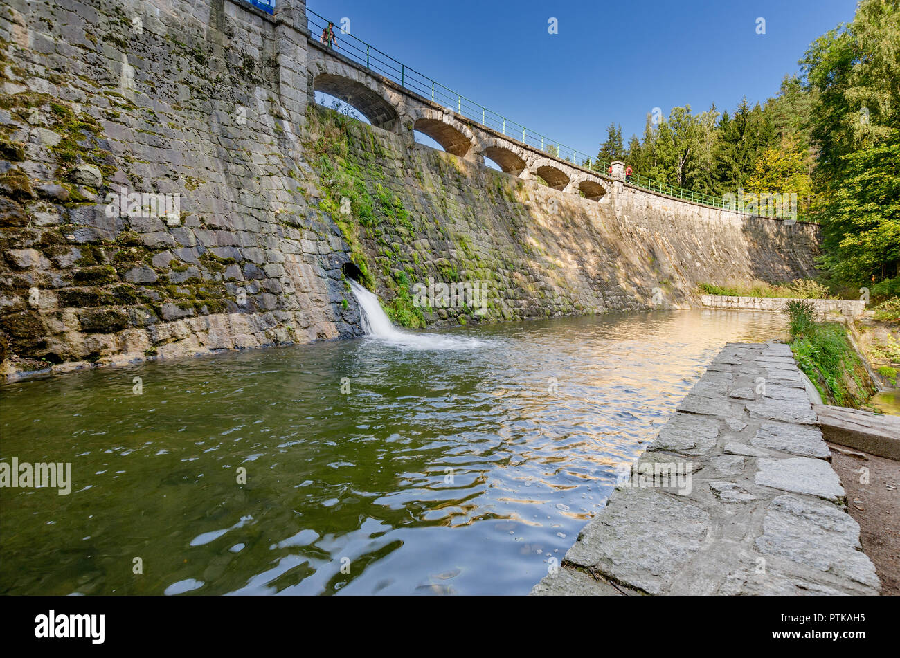 Karpacz, Bassa Slesia provincia, Polonia. Lomnica diga sul fiume. Foto Stock