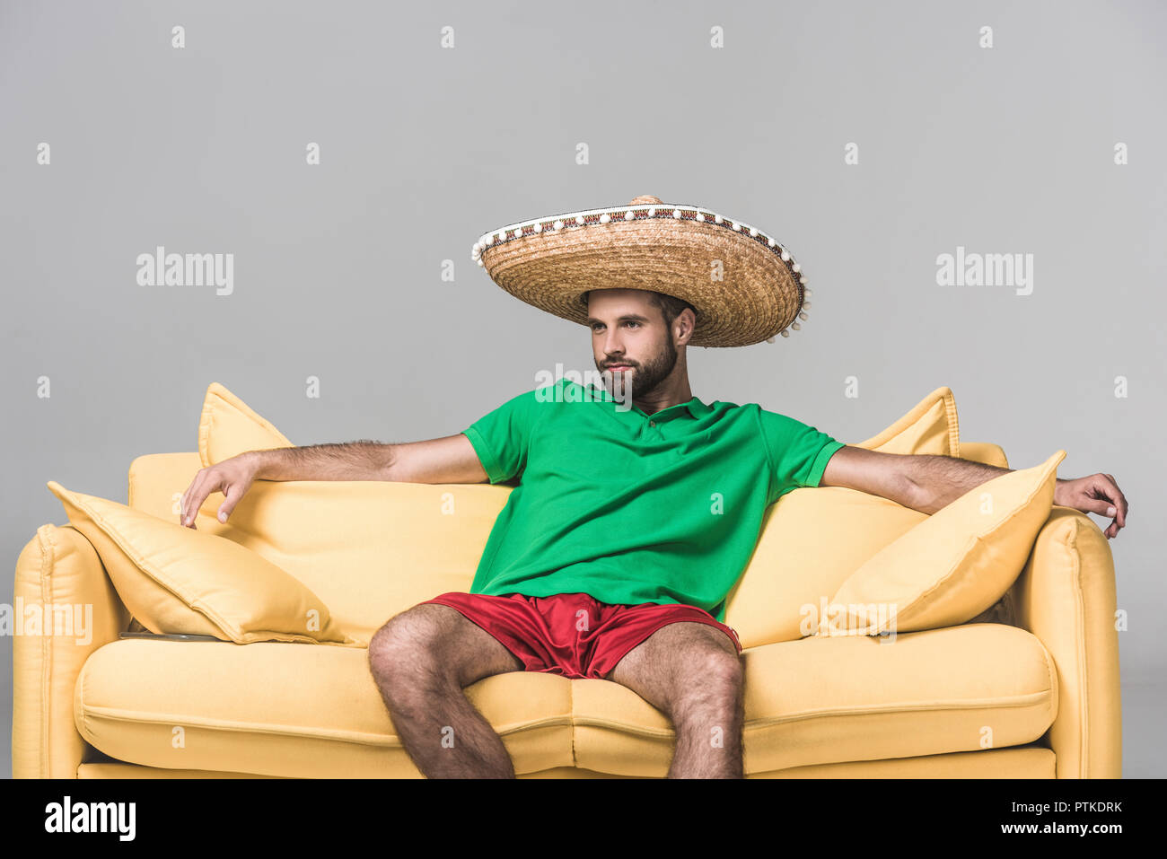 Bel uomo messicano in sombrero sul divano giallo su grigio Foto stock -  Alamy