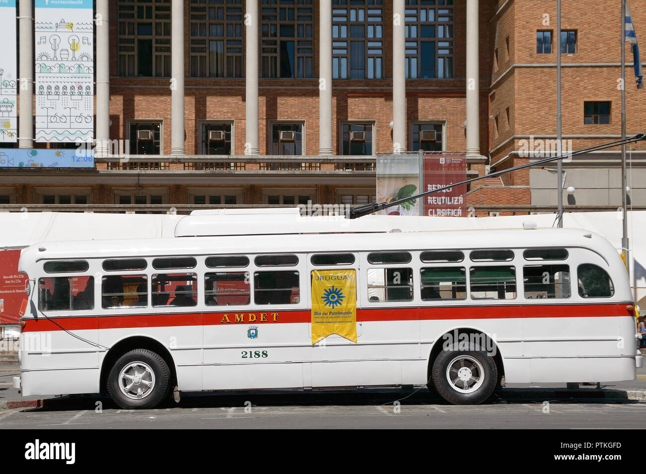 MONTEVIDEO, Uruguay - Ottobre 6, 2018: Bianco filobus in mostra, in vista laterale Foto Stock