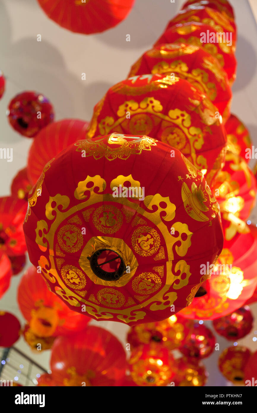 Rosse lanterne cinesi pendenti dal soffitto Foto Stock
