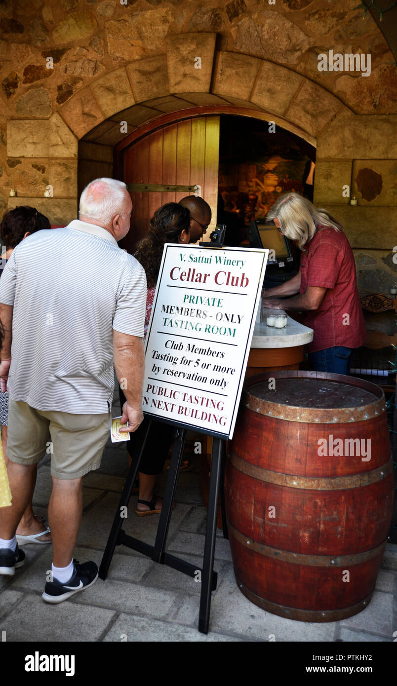 I membri del Club di cantina a V. Sattui Winery di Sant'Elena, California USA immettere della cantina elementi esclusivi solo la sala di degustazione. Foto Stock