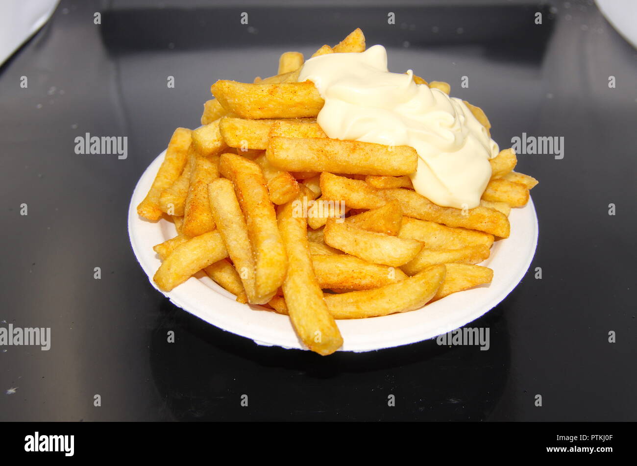 Teller mit großer Pommes Mayo Foto Stock