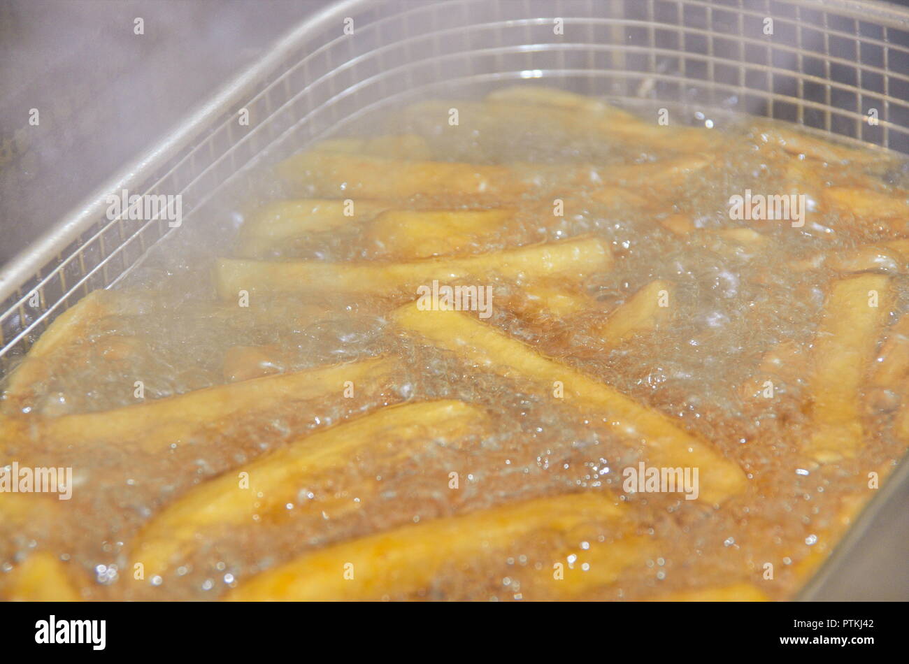 Frittieren von patatine fritte Foto Stock