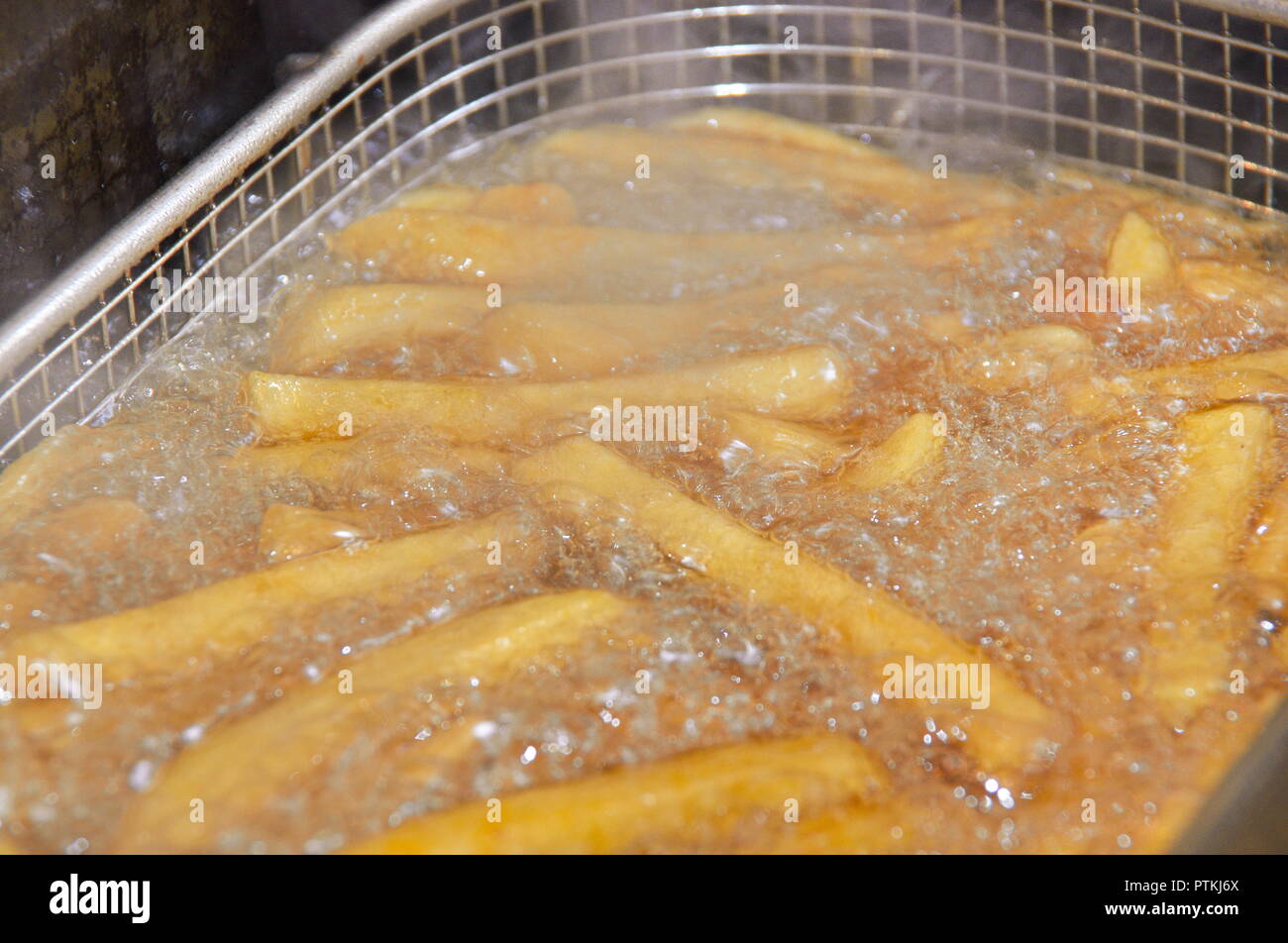 Frittieren von pommes frites Foto Stock