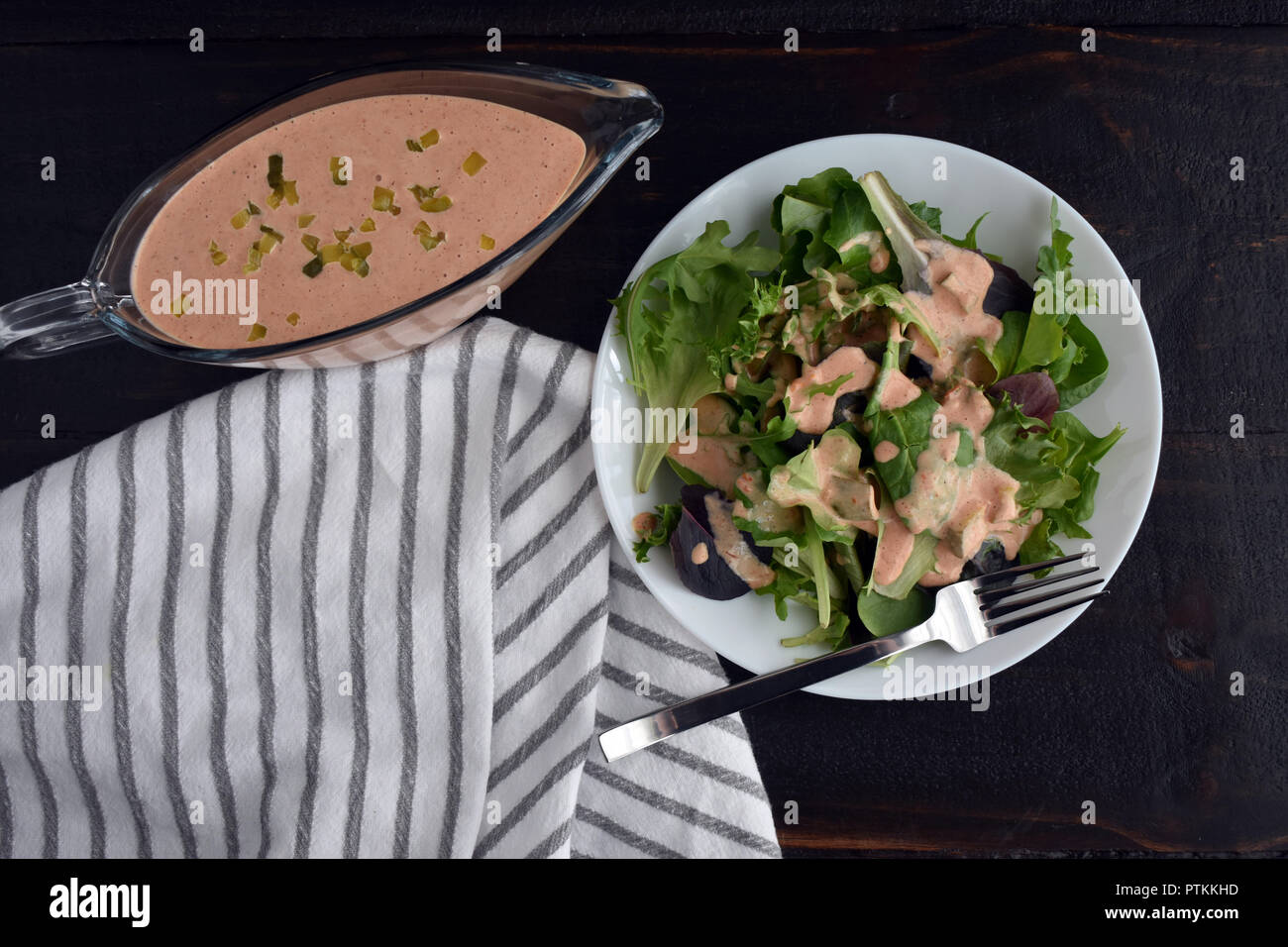 Insalata condito con medicazione russo Foto Stock