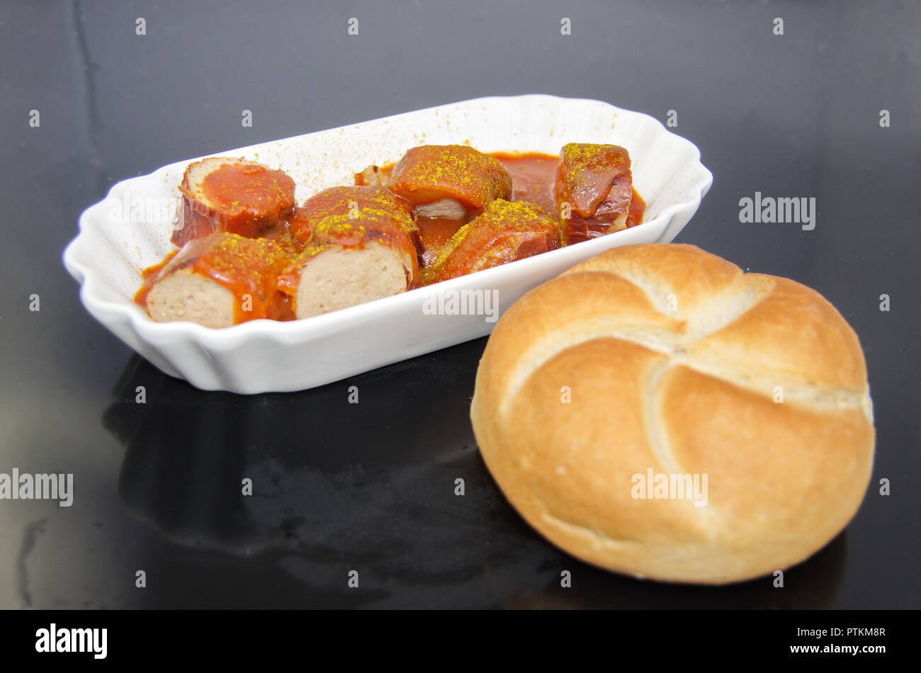 Porzione Currywurst mit Brötchen Foto Stock