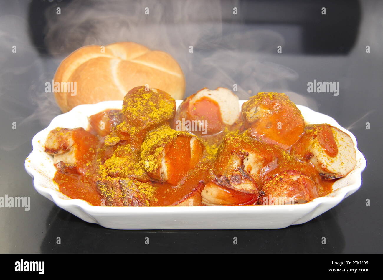 Porzione Currywurst mit Brötchen Foto Stock