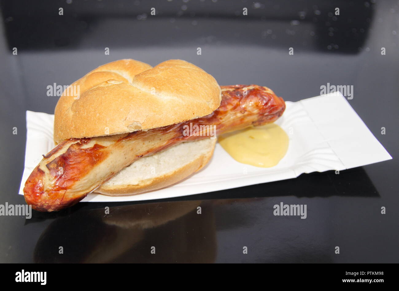 Il bratwurst mit Senf Brötchen im Foto Stock