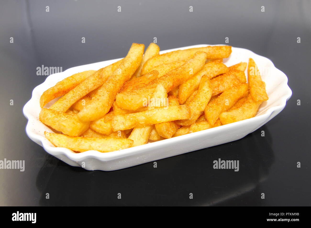 Porzellanschale mit porzione patatine fritte Foto Stock