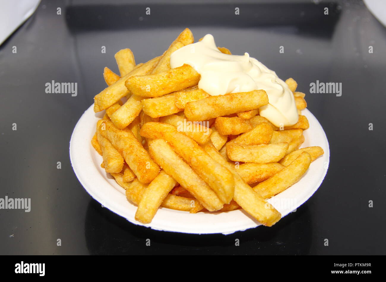 Teller mit großer Pommes Mayo Foto Stock