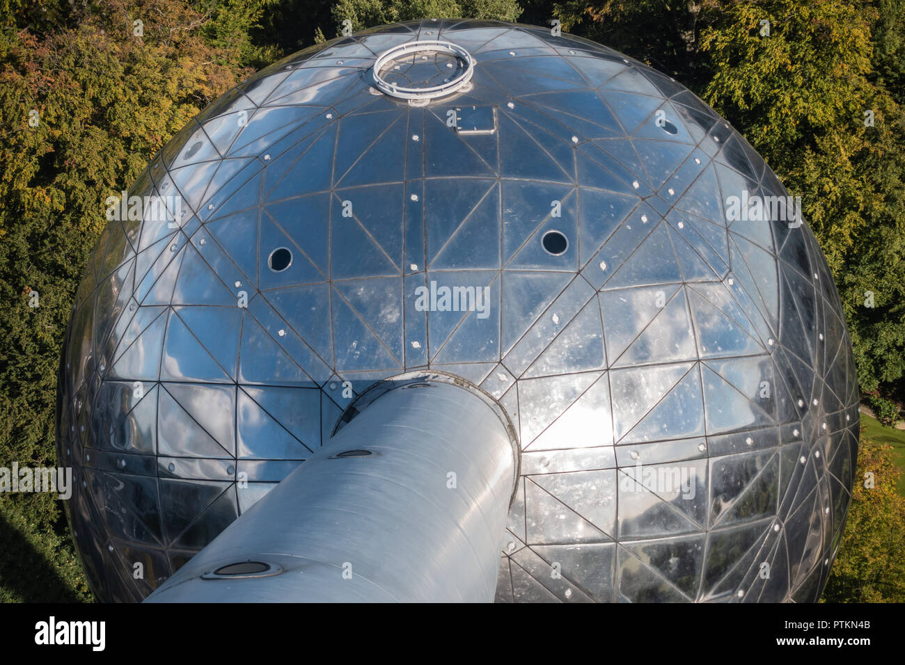 Bruxelles, Belgio - 25 Settembre 2018: Closeup di uno splendente sfera metalic dell'Atomium. Colpo da sopra con verde Parco Laken come backgr Foto Stock