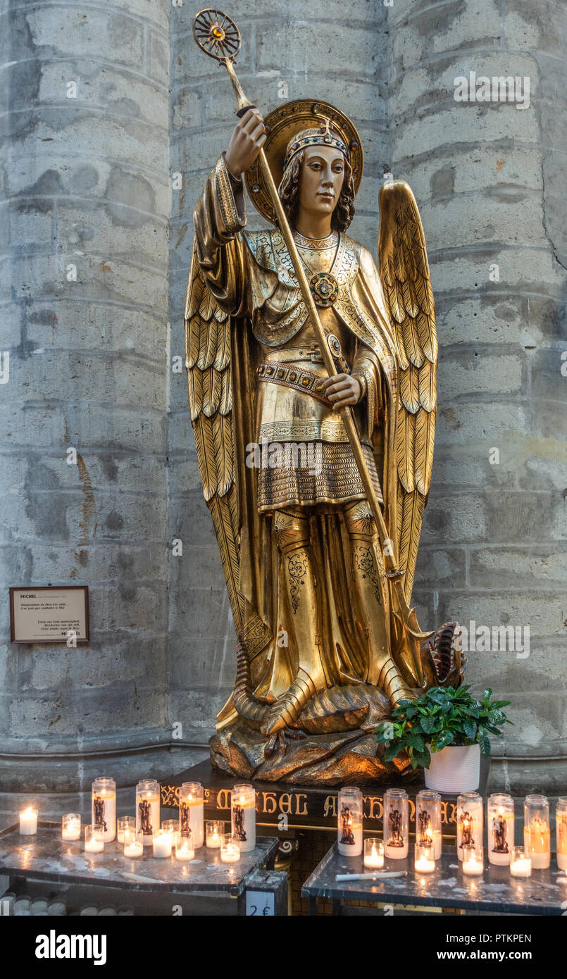 Bruxelles, Belgio - 26 Settembre 2018: primo piano della statua di San Michele nella cattedrale di San Michele e Santa Gudula contro la pietra grigia parete del p Foto Stock