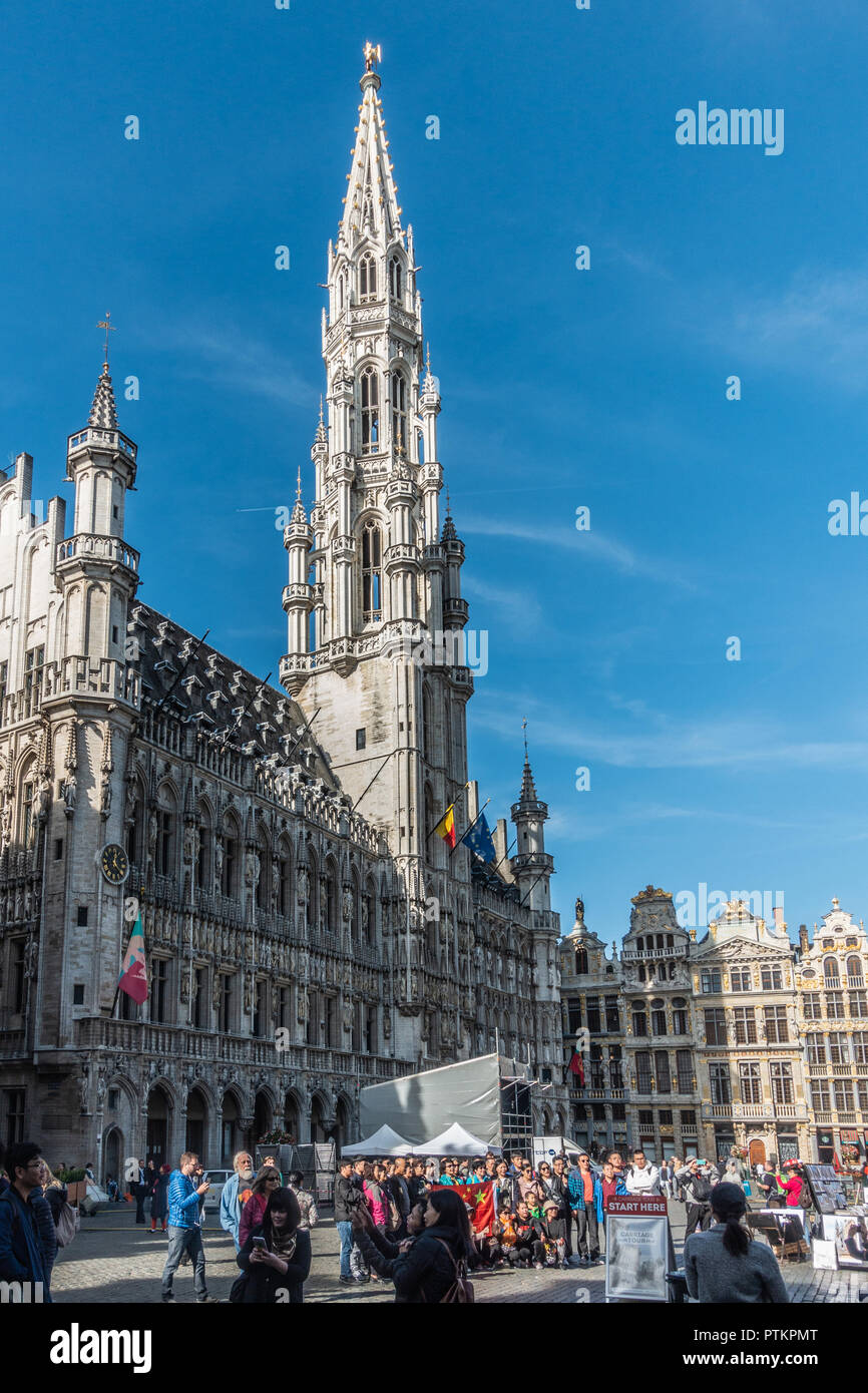 Bruxelles, Belgio - 26 Settembre 2018: Municipio con il suo grigio guglia in pietra sulla Grand Place, Grote Markt, con un sacco di persone e facciate di altri Foto Stock