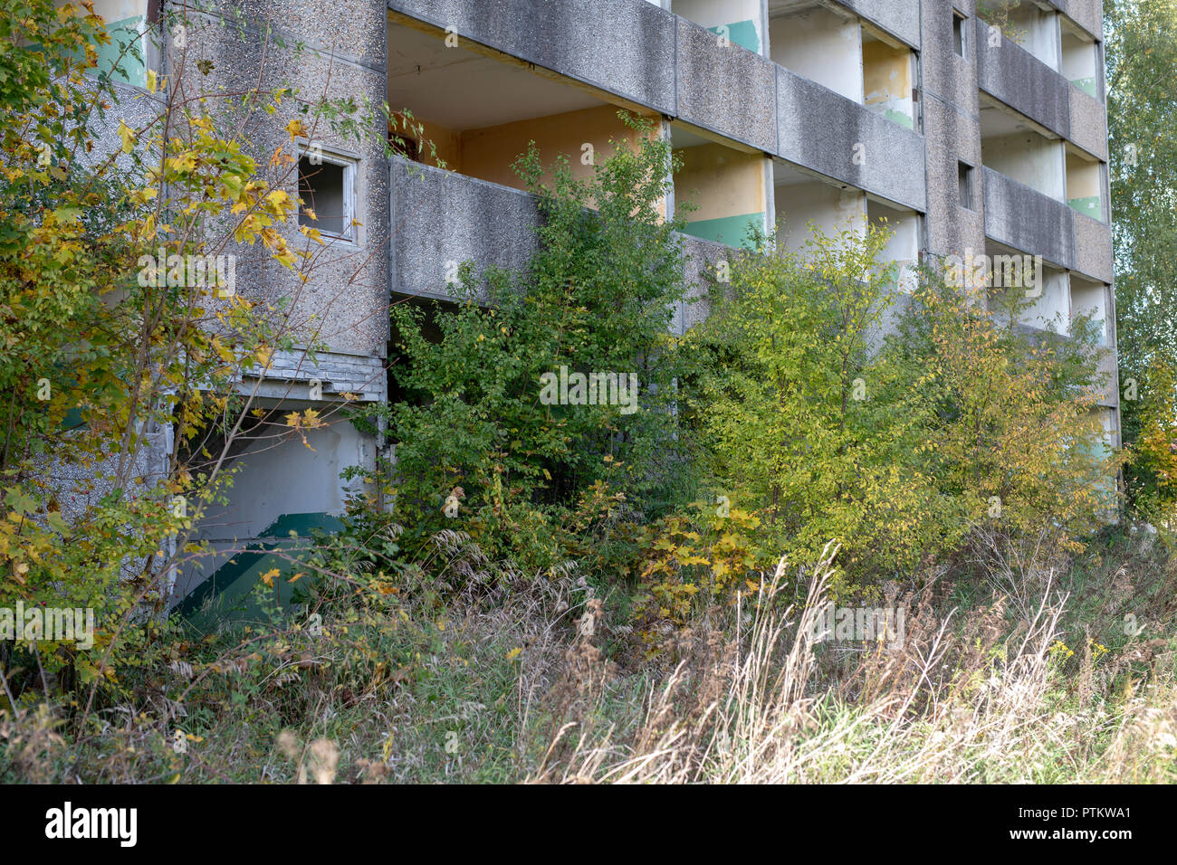 Vecchie case abbandonate in Europa centrale. Distrutto i blocchi di appartamenti da una vecchia unità militari. Stagione di autunno. Foto Stock