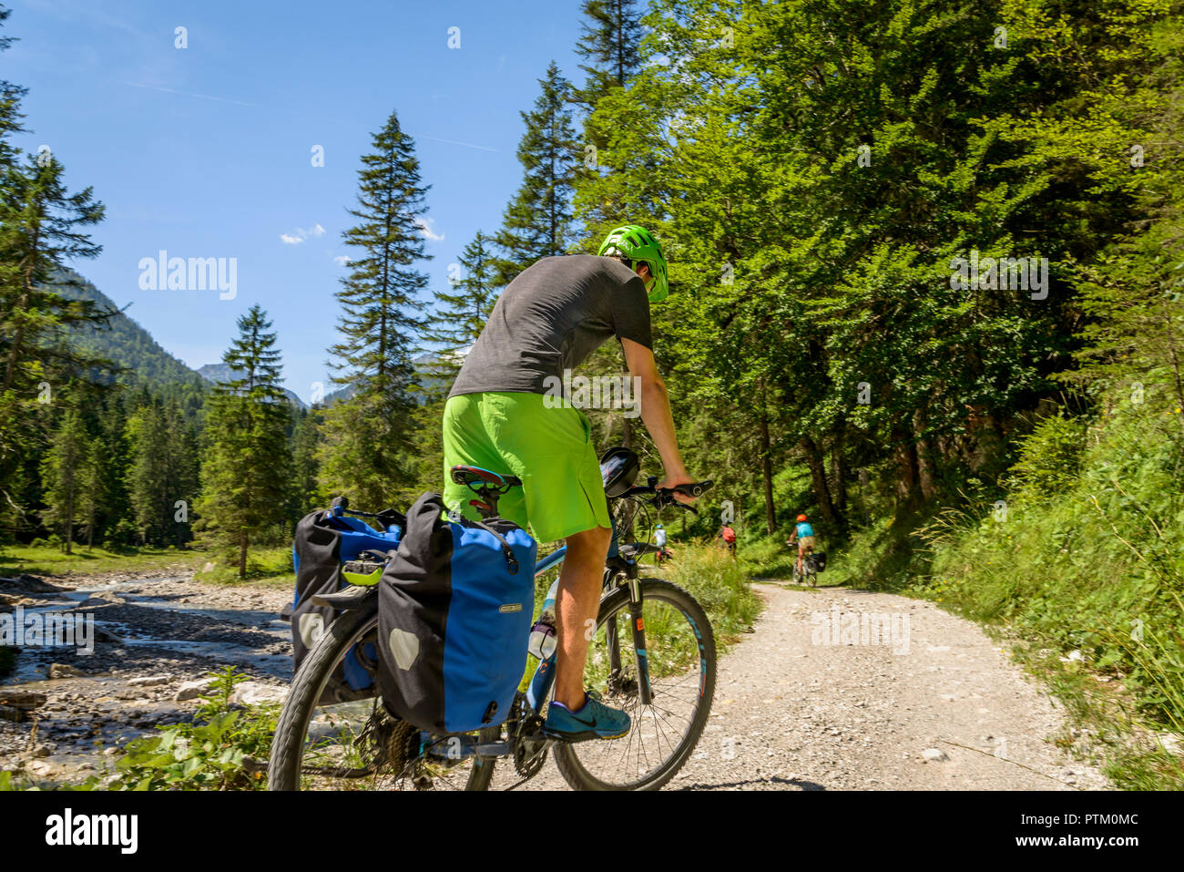 Ciclista sul percorso ciclabile di attraversamento delle Alpi, ciclo tour, attraversamento delle Alpi, la Via Claudia Augusta, Alta Baviera, Baviera, Germania Foto Stock