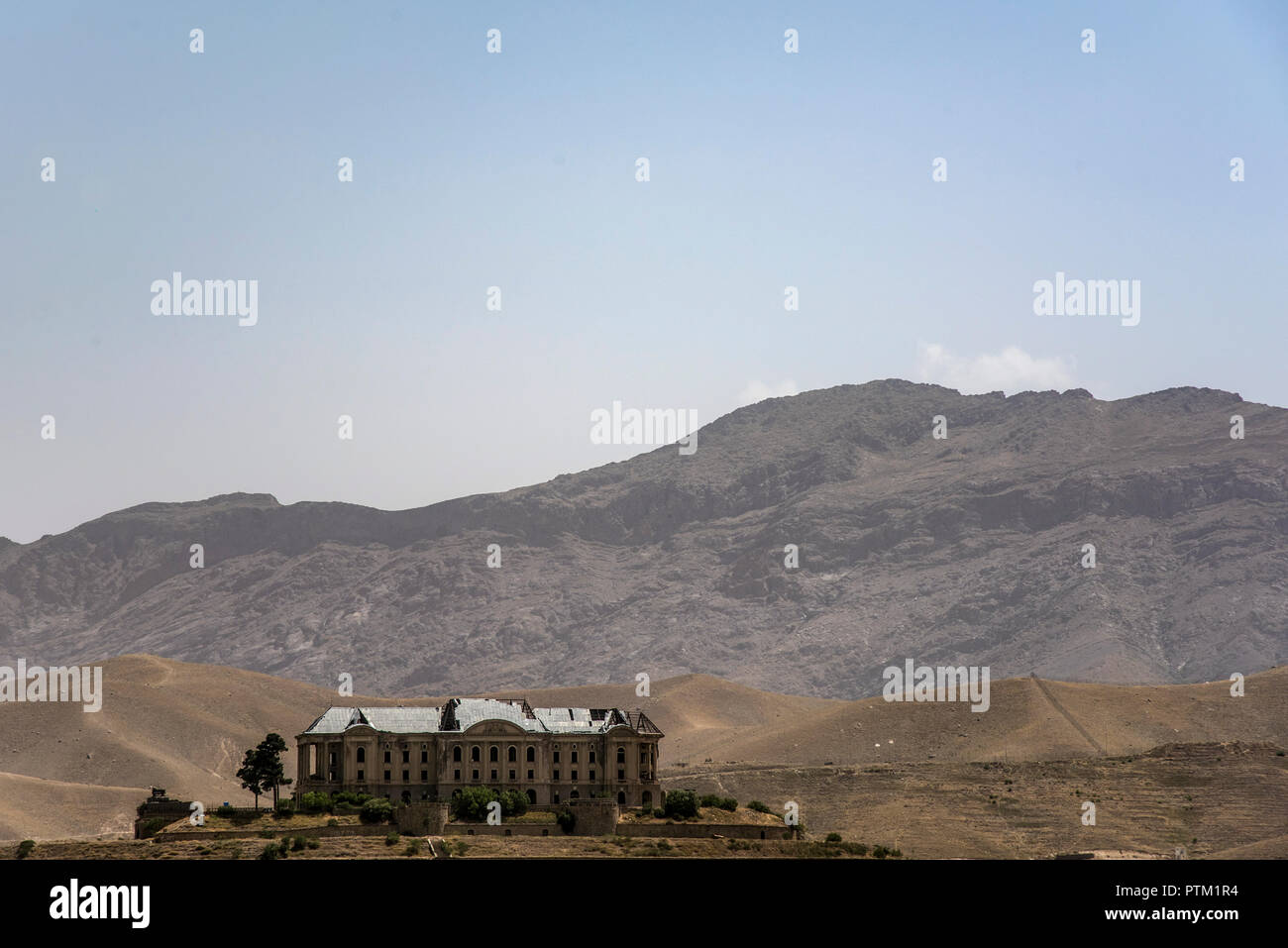 Il distrutto le rovine del vecchio palazzo reale o Darul Aman Palace a Kabul in Afghanistan. Foto Stock