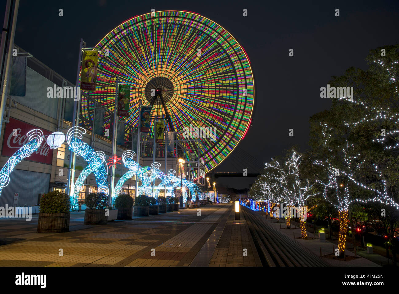 Osaka grande ruota dall'acquario shot su una lunga esposizione. Foto Stock