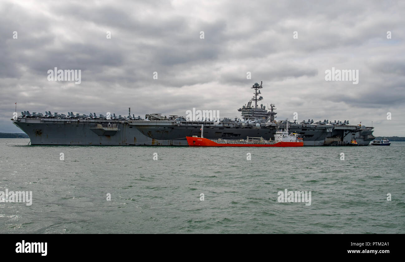 US Navy navi da guerra, la portaerei USS Harry S Truman (CVN 75) ad ancorare nel Solent per visitare Portsmouth, Regno Unito tra il 6th-10th October 2018. Foto Stock