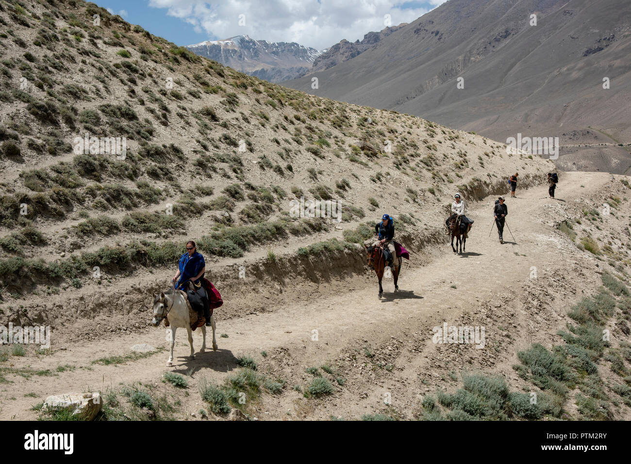 Una spedizione di trekking per viaggiatori avventurosi trekking attraverso il corridoio di Wakhan dell'Afghanistan. Foto Stock