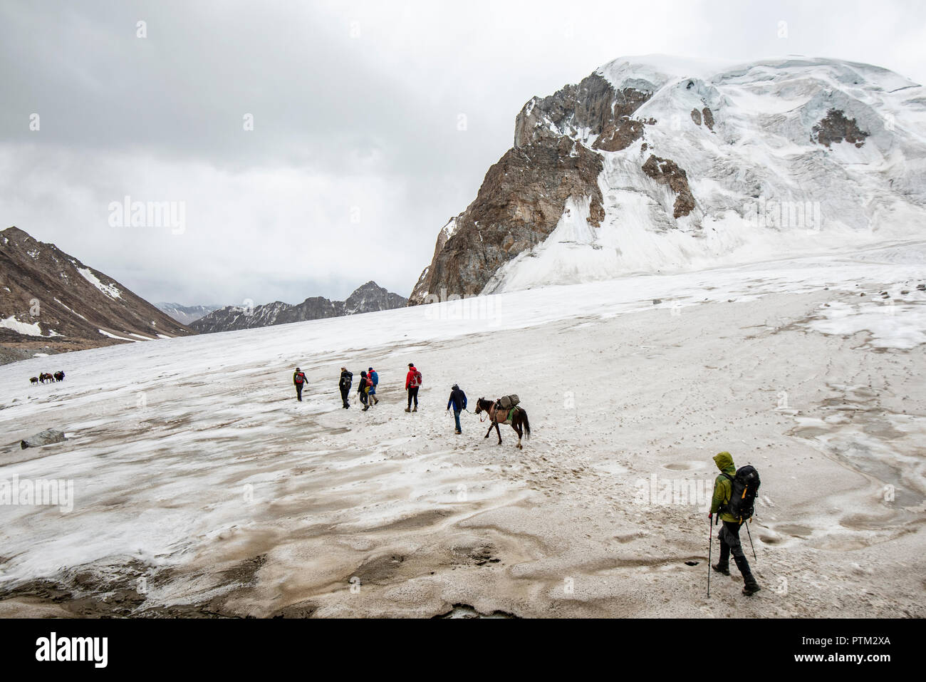 Il trekking salire su un ghiacciaio al Showr passare su una spedizione per il corridoio di Wakhan dell'Afghanistan. Foto Stock